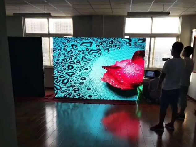 21.5英寸觸摸顯示器：它為何成為智能交互的熱門選擇？